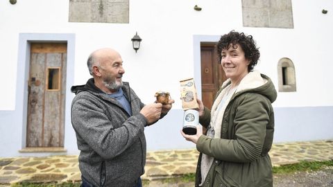 Uxío y María muestra sus productos