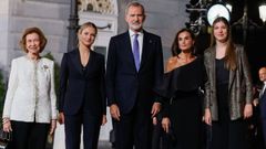 El rey Felipe (c), la reina Letizia (2d) la princesa Leonor (2i), la infanta Sofa (d) y la reina Sofa (i), tras la ceremonia de entrega de los Premios Princesa de Asturias, este viernes en el Teatro Campoamor, en Oviedo