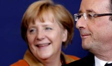 Merkel y Hollande, prepar�ndose para posar en la foto de familia del Consejo Europeo que arranc� ayer en Bruselas.
