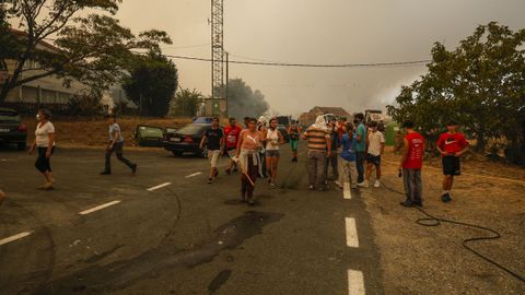 Incendio forestal en Meln, entre las aldeas de Quins y Vilaverde