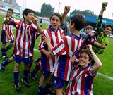 Los jugadores del Sporting celebran el t�tulo que ganaron en la edici�n del 2002.