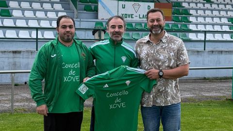 Fran Canzos, presentado por el presidente, Antonio Meitn, y el directivo Jord Meitn.