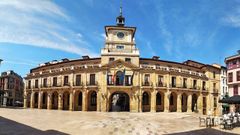 El ayuntamiento de Oviedo en la plaza de la Constitucin, actualmente. El arco central era uno de los accesos de la muralla medieval y como tal se respet en 1621