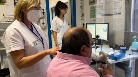 La espirometría (en la imagen) es una de las pruebas utilizadas para diagnosticar una enfermedad pulmonar intersticial difusa.