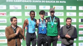 Anxo Bello, en el medio, campe&oacute;n de la categor&iacute;a sub-20 del 5K