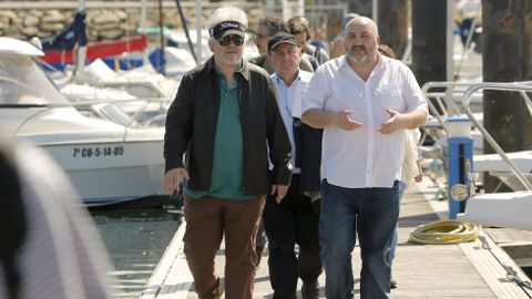 El alcalde de Ares, Julio Iglesias, acompa�� a Almod�var y al equipo en un recorrido por el puerto deportivo.