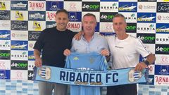 Diego Bermdez y Bebo fueron presentados este lunes por el presidente del Ribadeo FC, Valentn Coto.