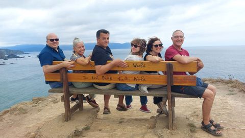 Un grupo de amigos de Irlanda, Mallorca, Murcia y Madrid, a finales de agosto en el banco