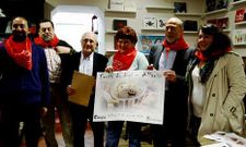 Marisa Gonz�lez, del colectivo Xan de Arz�a, y el alcalde, Francisco Garc�a, con el cartel.