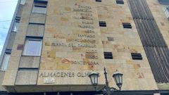 En la imagen, el edificio que alberg los Almacenes Olmedo, con el nombre de las ciudades en las que tena presencia, entre ellas El Ferrol del Caudillo