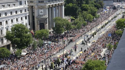 Imagen de los fieles siguiendo la procesi�n del Corpus Christi tras la misa de Le�n XIV en Cibeles, Madrid