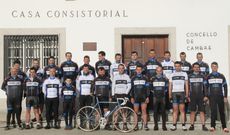 Imagen de los componentes de la Pe�a Ciclista Monte Xalo frente al ayuntamiento de Cambre.