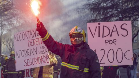 Manifestacin de los bomberos comarcales en Santiago, el pasado viernes