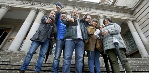 Funcionarios, algunos liberados sindicales, mostrando ayer sus carteras vac�as. 