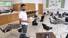 Roberto Balzarelli, de la cafeter&iacute;a del IES Pobra, con el producto estrella: sus bocatas de jam&oacute;n asado