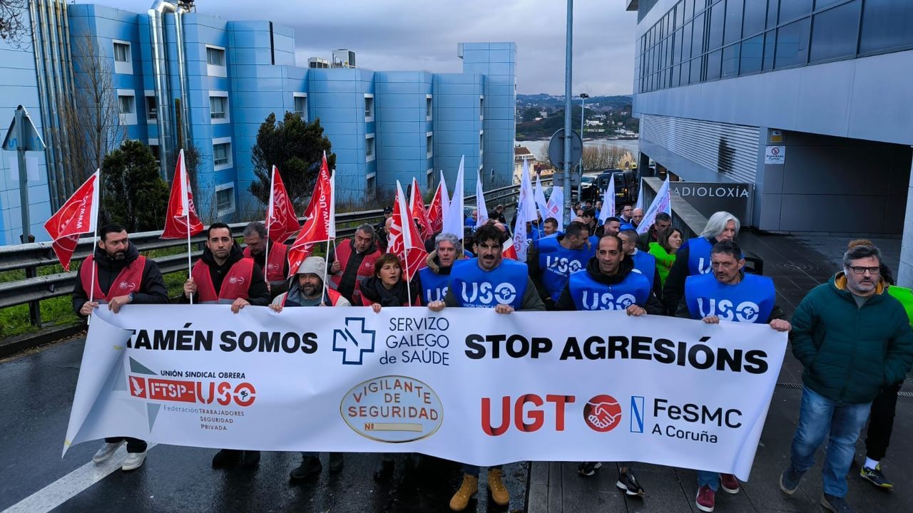 Los vigilantes de seguridad se manifiestan en el Chuac contra las agresiones: «Nós tamén somos Sergas»