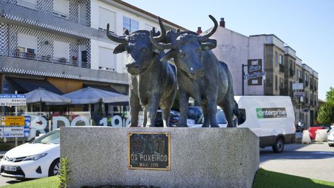 En el alto de Puxeiros se encuentran los bueyes de bronce de Lucas M�guez