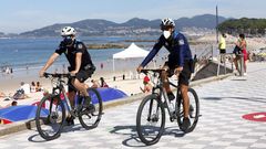 Polic�a patrullando por el paseo de Samil