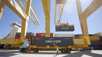 Descarta de contenedores en el puerto exterior de Ferrol. 