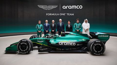 El equipo de Aston Martin, en la presentaci�n de su nuevo monoplaza.