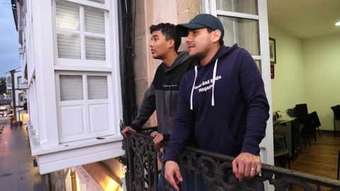 Alberto Jaramillo, de Venezuela, y Eduardo Moya, de M�xico, que participan en el grupo Motor del proyecto Amodi�o, en la Casa Rectoral de Viveiro