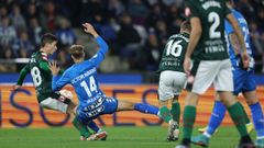 V�ctor Narro trata de recupera la pelota en una acci�n en campo rival