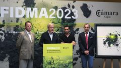 Carlos Garc�a, autor de la obra ganadora que protagoniza el cartel de este a�o (2d) junto al presidente de la C�?mara de Comercio de Gij�n, F�lixBaragao (i), el director de Actividad Ferial y secretario general de la C�mara de Comercio de Gij�n, �lvaro Alonso (2i), y Pedro L�pez (d), vicepresidente de la C�mara de Comercio, en rueda de prensa la 66 edici�n de la Feria Internacional de Muestras de Asturias