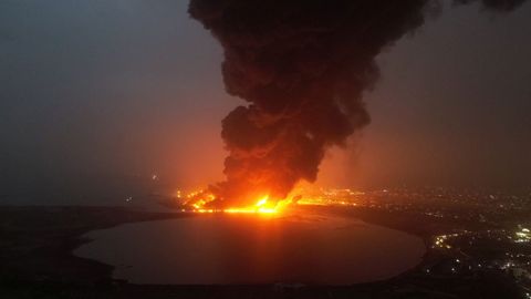 El puerto yemen� de Hodeida, en llamas por un ataque israel�