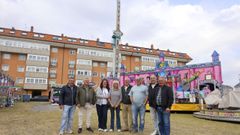 Los integrantes de la comisi�n de fiestas en la zona de atracciones.