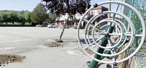 Ayer por la tarde, los juegos biosaludables segu�an apoyados contra un muro a pleno sol en el campo da festa de O Sixto. 