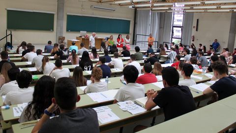 Alumnos realizan el examen en un aula de la Universidad de Oviedo