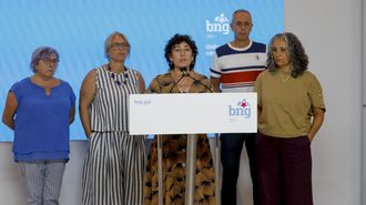 Luc�a L�pez, responsable de �rea de Organizaci�n del BNG, interviene junto a otros integrantes del Bloque, entre ellos, la edila de Mux�a, Merc� Barrientos (primera por la derecha).