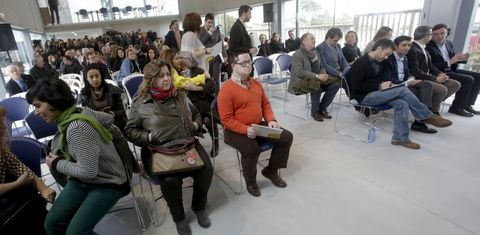 Con jersey naranja, en primera fila, Jaime, que hizo de presentador del acto en el que se inaugur� oficialmente la sede. 