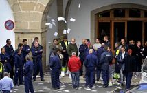 Los trabajadores se concentran a diario delante del edificio de direcci�n de Navantia Ferrol. 