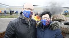 Luis Garc�a, que lleva 19 a�os trabajando en la planta de Aluminio, este jueves ante la f�brica con su madre, Elvira �lvarez, que tambi�n ve peligrar el puesto de su marido, Jos� Manuel. Con 60 a�os, lleva 38 en el complejo, pero no lo jubilan hasta los 63