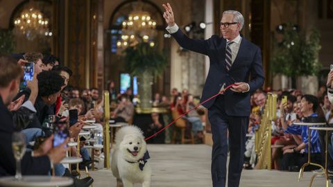 Hilfiger, salundando al final del desfile