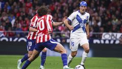 Miguel Loureiro, ante dos rivales en un lance del partido