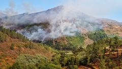 El sinclinal de Castrodares, cubierto por el humo de los incendios en una imagen de este martes por la maana