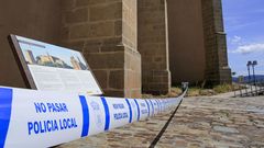 Una cinta de la Polic�a Local rodea el per�metro de la ihglesia para advertir a la gente del peligro de nuevas ca�das de tejas