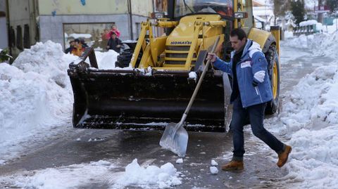 El alcalde del Concejo de Aller, David Moreno, durante la retirada de nieve en el pueblo de Felechosa.