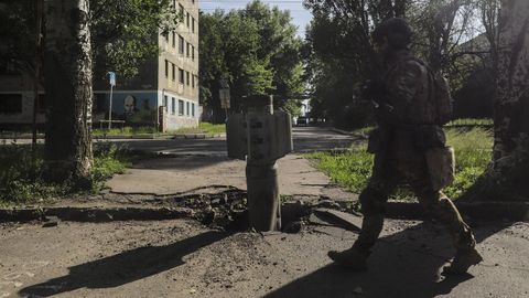 Soldado ucraniano frente a un misil ruso sin detonar en Severodonetsk.