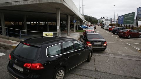 Este jueves todavía se registraban colas en los accesos al hospital de Burela para las pruebas en el covid-auto
