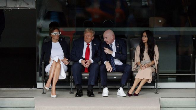 Donald Trump y el presidente de la FIFA, Gianni Infantino, junto a sus mujeres, Melania y Leena Al Ashqar, durante el partido entre el Chelsea y el PSG, el pasado da 13 en Nueva Jersey