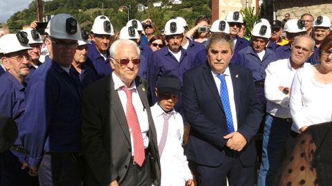 El padre ngel posa con el alcalde de Mieres, Anibal Vzquez, con la consejera de Servicios y Derechos Sociales y el coro minero de Turn.El padre ngel posa con el alcalde de Mieres, Anibal Vzquez, con la consejera de Servicios y Derechos Sociales y el coro minero de Turn 