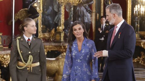 La princesa Leonor, junto a la reina Letizia y el rey Felipe VI, en el besamanos que tuvo lugar en el Palacio Real con motivo del d�a de la Fiesta Nacional.