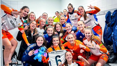 La plantilla del Oviedo femenino celebra el triunfo en Eibar