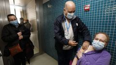 Al centro de salud de Burela acuden a inmunizarse los mayores de 80 de los municipios de Burela, Foz, Alfoz, O Valadouro, Cervo y Xove