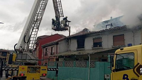 Incendio urbano en Langreo