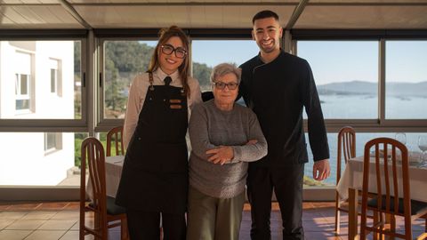 David Outes, con su hermana Ainhoa y su abuela Carmen, tom las riendas de la Pensin Marbella tras cerrar en su 50 aniversario.