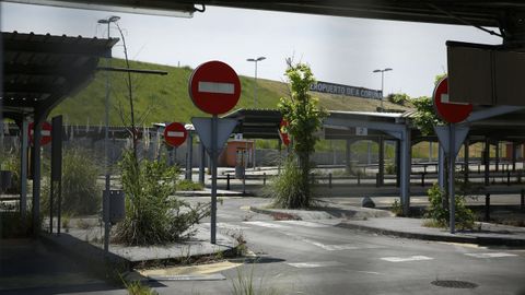 La falta de uso y de mantenimiento en el p�rking provisional de Alvedro gener� im�genes como esta en el 2018, una d�cada m�s tarde del inicio de su construcci�n, cuando la maleza campaba por el estacionamiento. 